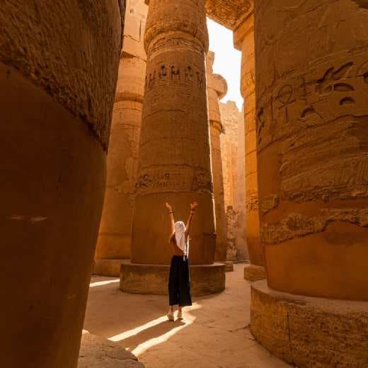 Templo de Karnak Una turista camina entre los pilares de la Gran Sala Hipóstila del Templo de Karnak.