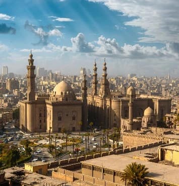 Visita la Mezquita de Al-Rifa'i en El Cairo y explora el mausoleo que alberga a los últimos reyes de Egipto. Una parada obligada en tu tour por el Cairo Islámico. Mezquita de Al-Rifa'i: Historia y Secretos del Santuario Real del Cairo