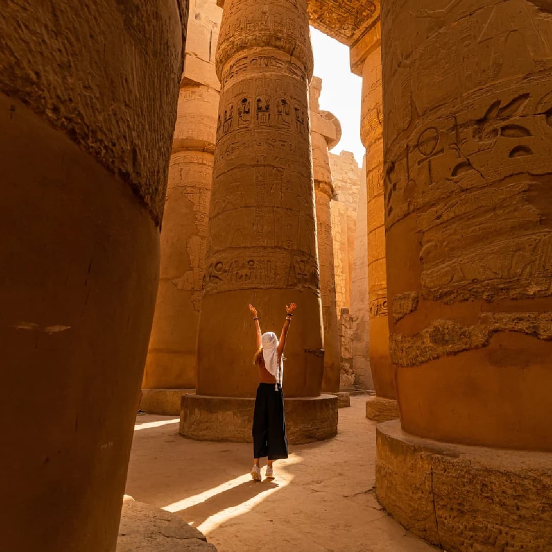 Templo de Karnak Una turista camina entre los pilares de la Gran Sala Hipóstila del Templo de Karnak.