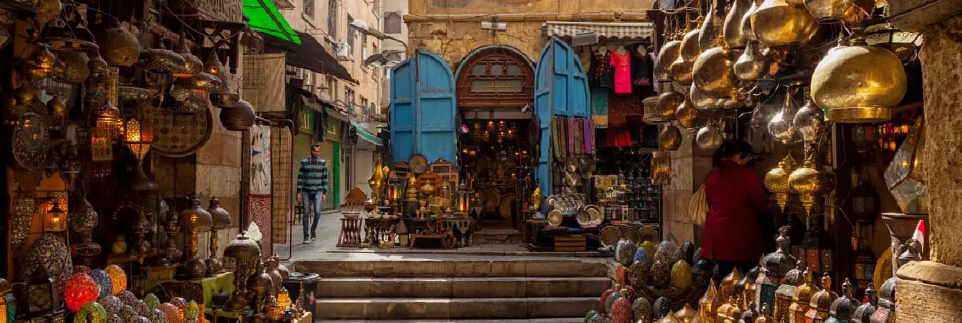 Souvenirs auténticos en un bazar egipcio Mercado tradicional en El Cairo con souvenirs de Egipto y artesanía local
