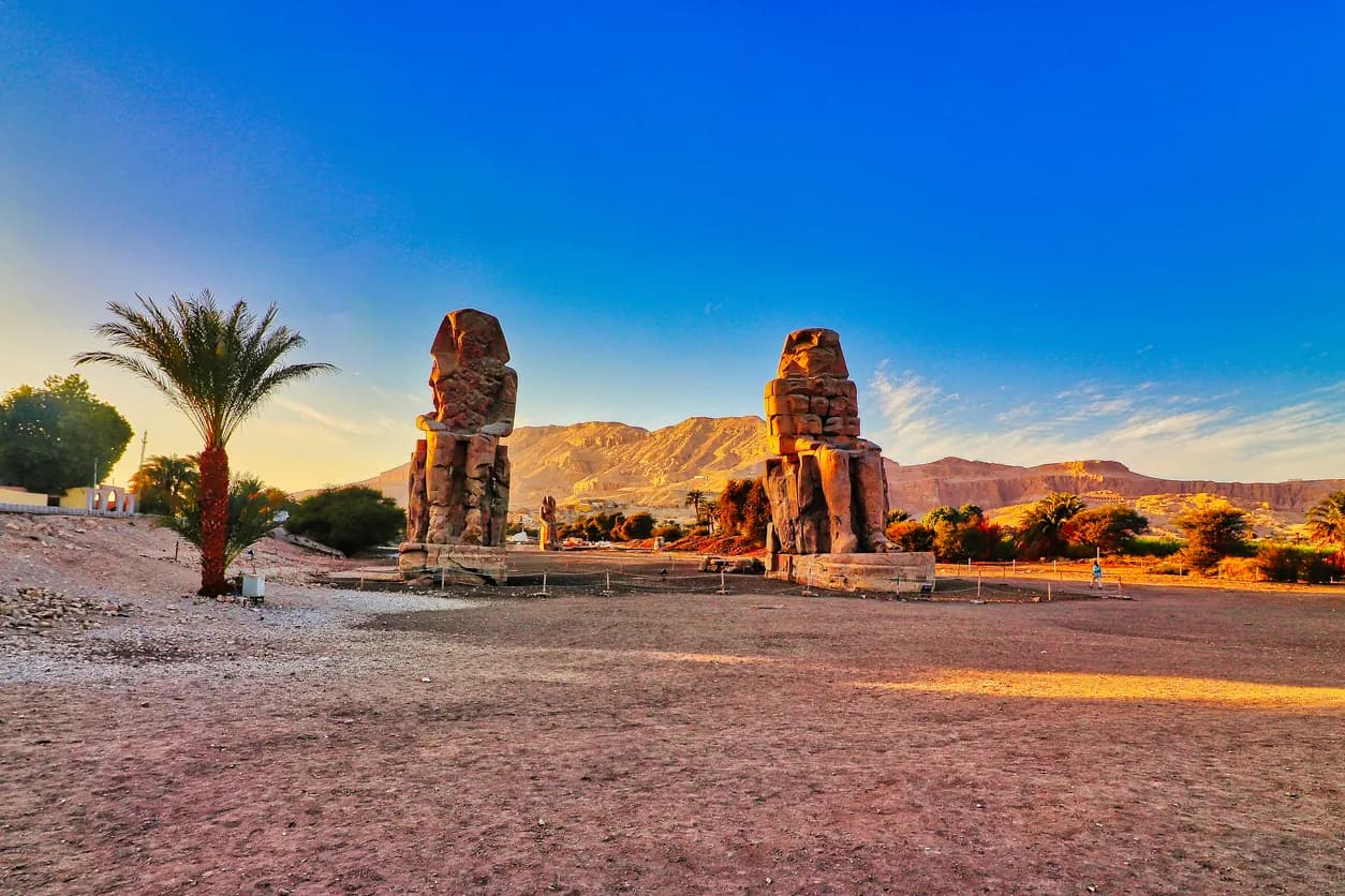 Los Colosos de Memnón Los Colosos de Memnón – El Monumento Más Icónico de Luxor