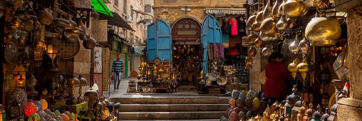 Mercado tradicional en El Cairo con souvenirs de Egipto y artesanía local  Mercado tradicional en El Cairo con souvenirs de Egipto y artesanía local